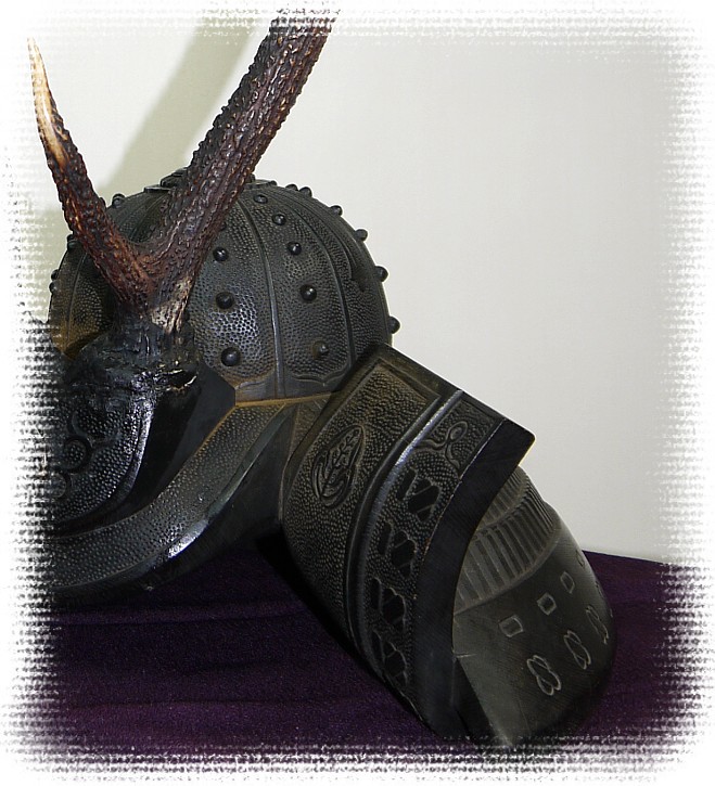 японская подставка для мечей в виде самурайского шлема КАБУТО, деталь