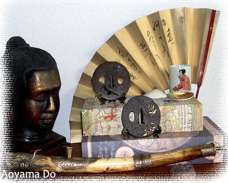 цуба (гарда меча) эпохи Эдо с изображением цветка хризантемы и пиона