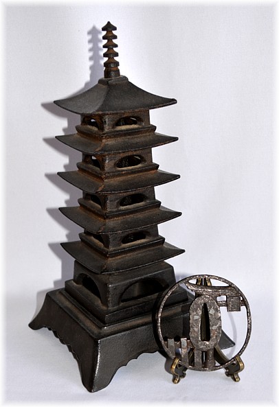 японское искусство ковки: гарда японского меча с изображениме храмовых ворот