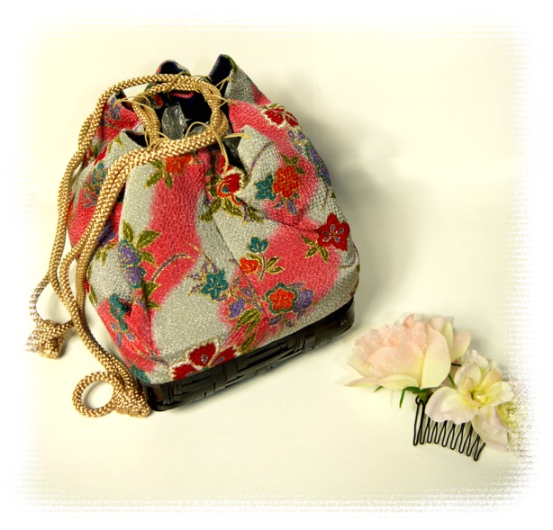 японская традиционная шелковая сумочка для кимоно и украшение прически