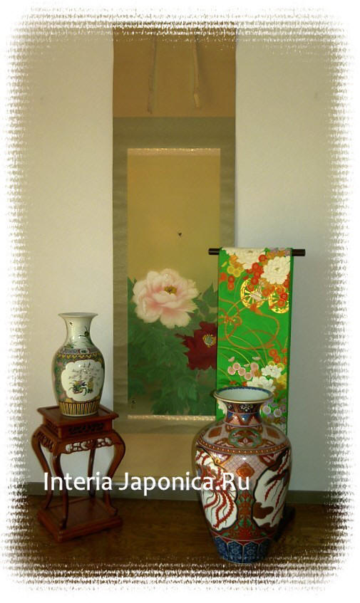 японский пояс оби в интерьере: японский рисунок на свитке, вазы, пояс-оби