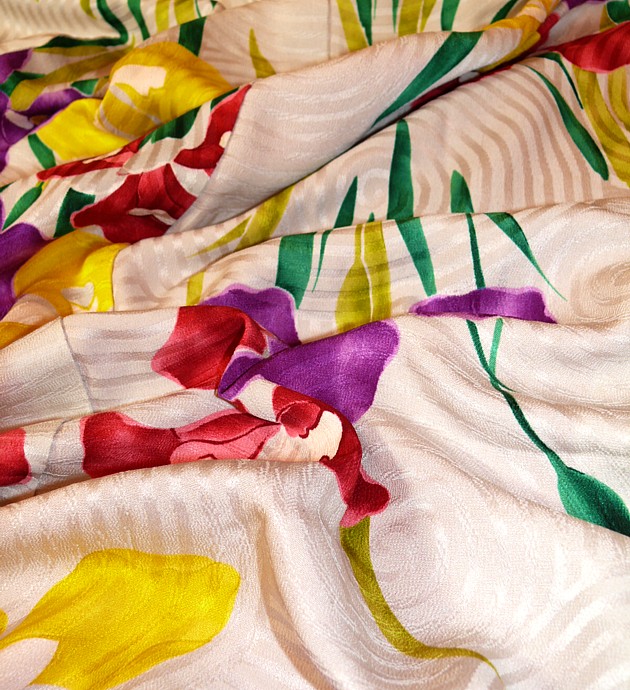деталь росписи ткани японского шелкового кимоно