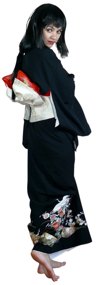 девушка в винтажном черном кимоно