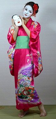 шелковое японское кимоно молодой девушки