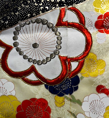 деталь вышивки на ткани японского кимоно