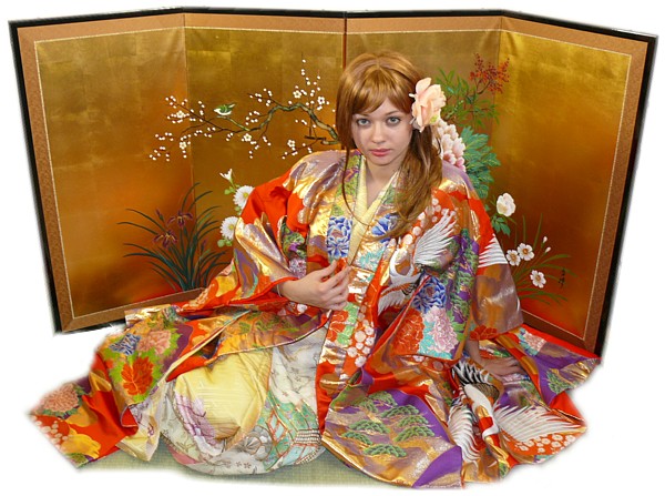 японское кимоно невесты и ширма с росписью